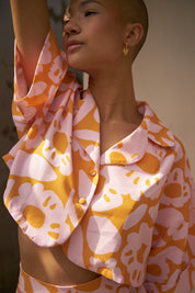 UN ABRAZO FLORAL EN EL BALCÓN (ROSA) SHIRT