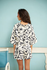 UN ABRAZO FLORAL EN EL BALCÓN (BLACK) SHORT