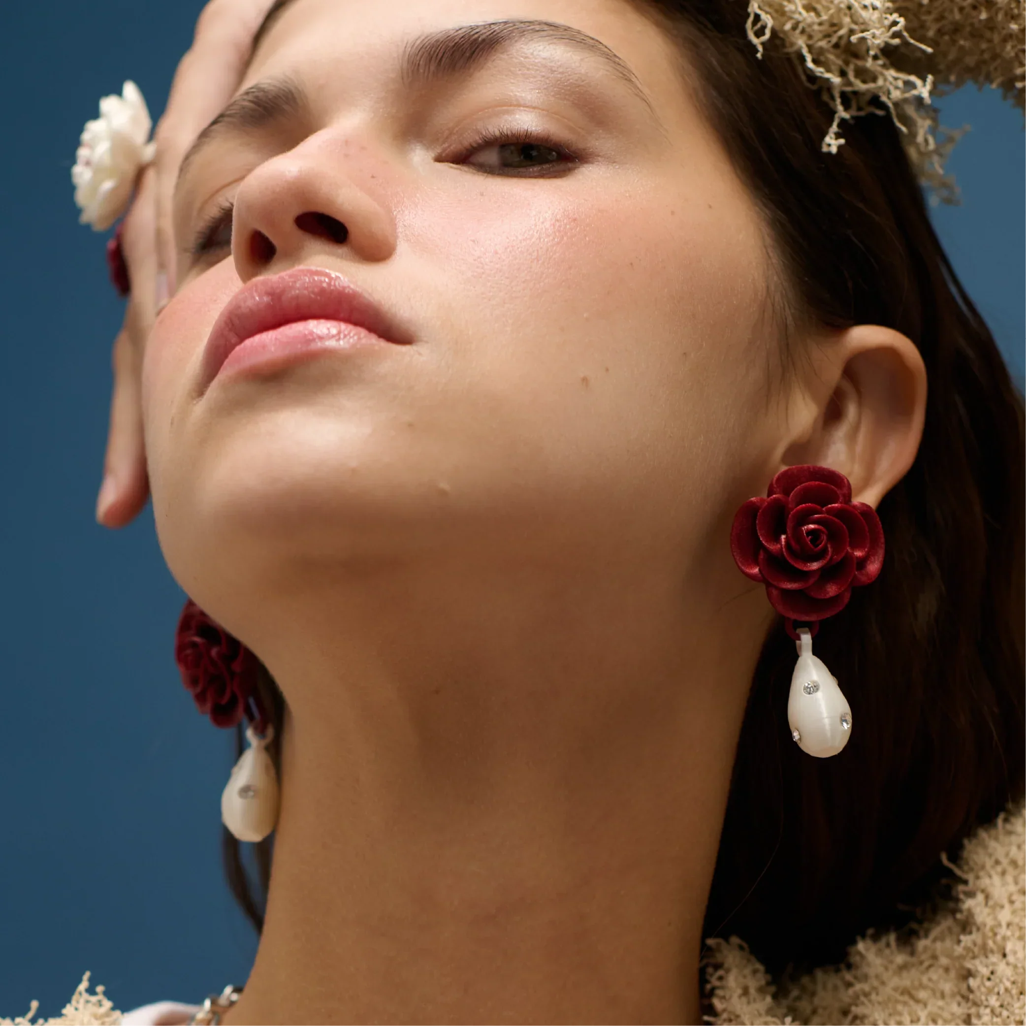 ARETES DE ROSAS CON DIJE DE PERLA